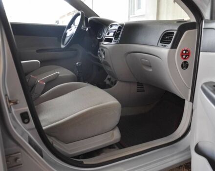 Серый Хендай Акцент, объемом двигателя 1.4 л и пробегом 158 тыс. км за 4200 $, фото 5 на Automoto.ua