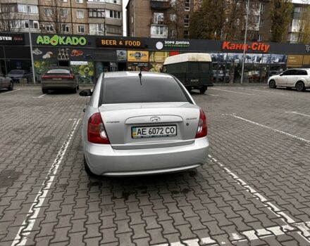 Серый Хендай Акцент, объемом двигателя 1.4 л и пробегом 327 тыс. км за 4500 $, фото 5 на Automoto.ua