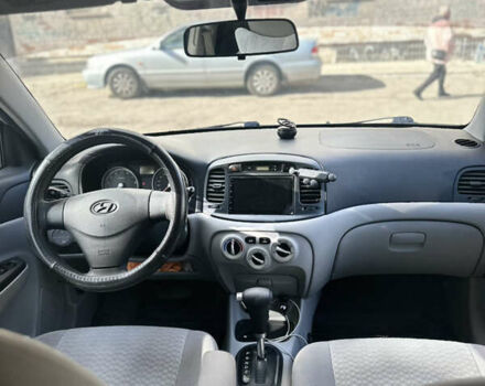 Серый Хендай Акцент, объемом двигателя 1.4 л и пробегом 136 тыс. км за 5700 $, фото 4 на Automoto.ua