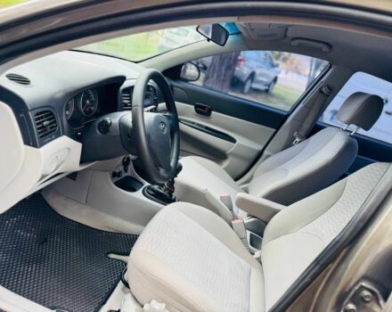 Серый Хендай Акцент, объемом двигателя 1.4 л и пробегом 165 тыс. км за 4950 $, фото 6 на Automoto.ua