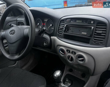 Серый Хендай Акцент, объемом двигателя 1.4 л и пробегом 220 тыс. км за 4500 $, фото 4 на Automoto.ua