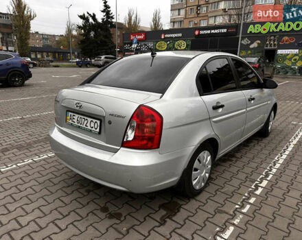 Серый Хендай Акцент, объемом двигателя 1.4 л и пробегом 327 тыс. км за 4500 $, фото 4 на Automoto.ua