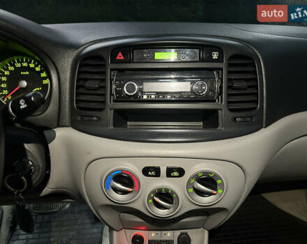 Серый Хендай Акцент, объемом двигателя 1.4 л и пробегом 200 тыс. км за 4990 $, фото 33 на Automoto.ua