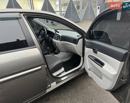 Серый Хендай Акцент, объемом двигателя 1.4 л и пробегом 122 тыс. км за 4500 $, фото 8 на Automoto.ua