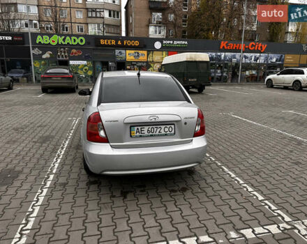 Серый Хендай Акцент, объемом двигателя 1.4 л и пробегом 327 тыс. км за 4500 $, фото 5 на Automoto.ua