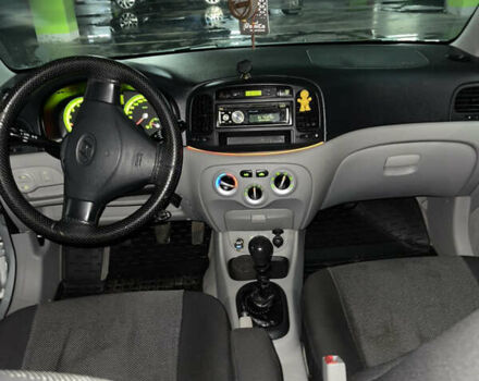 Серый Хендай Акцент, объемом двигателя 1.4 л и пробегом 260 тыс. км за 4500 $, фото 9 на Automoto.ua