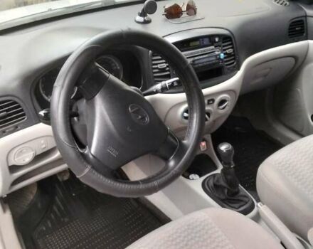 Серый Хендай Акцент, объемом двигателя 1.4 л и пробегом 235 тыс. км за 4250 $, фото 7 на Automoto.ua