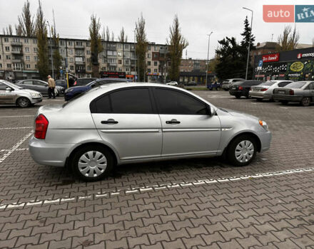 Серый Хендай Акцент, объемом двигателя 1.4 л и пробегом 327 тыс. км за 4500 $, фото 3 на Automoto.ua