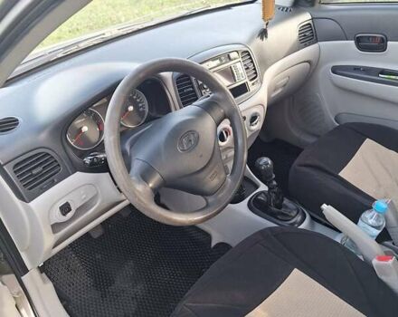 Сірий Хендай Акцент, об'ємом двигуна 1.4 л та пробігом 178 тис. км за 5500 $, фото 3 на Automoto.ua