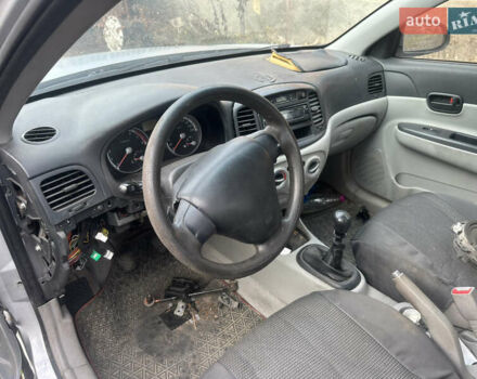 Серый Хендай Акцент, объемом двигателя 1.4 л и пробегом 200 тыс. км за 1599 $, фото 5 на Automoto.ua