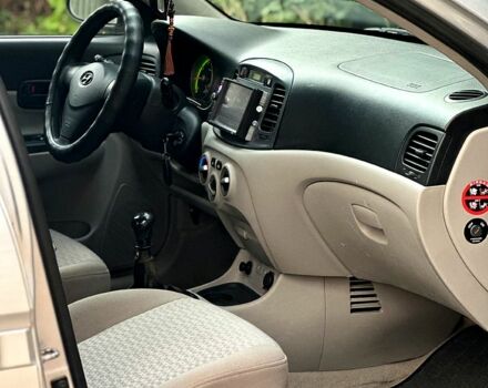 Серый Хендай Акцент, объемом двигателя 1.5 л и пробегом 189 тыс. км за 5500 $, фото 3 на Automoto.ua