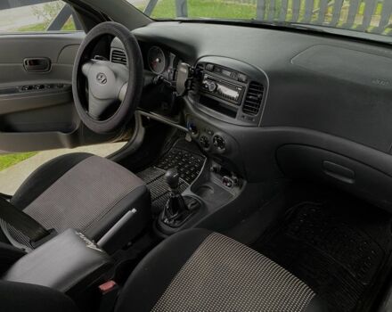 Серый Хендай Акцент, объемом двигателя 1.4 л и пробегом 344 тыс. км за 5000 $, фото 6 на Automoto.ua