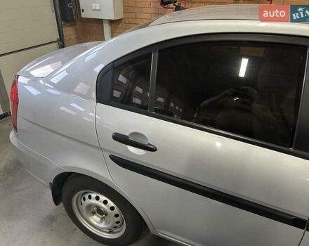 Серый Хендай Акцент, объемом двигателя 1.4 л и пробегом 214 тыс. км за 1900 $, фото 3 на Automoto.ua