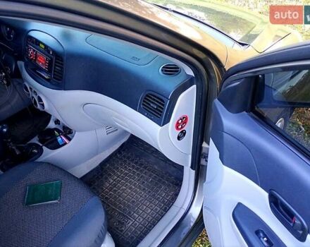 Сірий Хендай Акцент, об'ємом двигуна 1.4 л та пробігом 118 тис. км за 6600 $, фото 3 на Automoto.ua