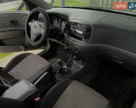 Серый Хендай Акцент, объемом двигателя 1.4 л и пробегом 344 тыс. км за 5000 $, фото 9 на Automoto.ua