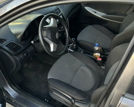 Серый Хендай Акцент, объемом двигателя 1.4 л и пробегом 187 тыс. км за 5800 $, фото 6 на Automoto.ua