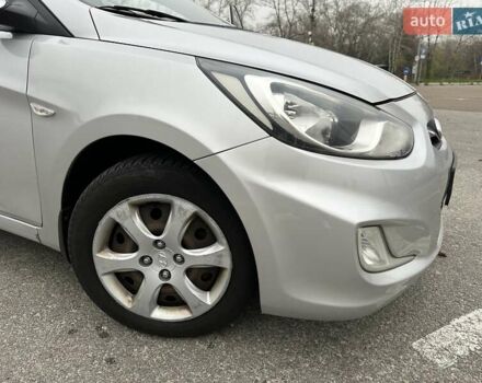 Серый Хендай Акцент, объемом двигателя 1.4 л и пробегом 180 тыс. км за 8100 $, фото 7 на Automoto.ua