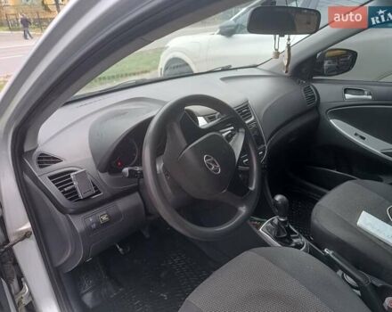 Серый Хендай Акцент, объемом двигателя 1.4 л и пробегом 316 тыс. км за 5800 $, фото 3 на Automoto.ua