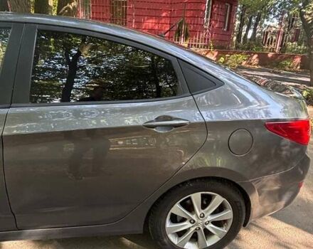 Серый Хендай Акцент, объемом двигателя 1.6 л и пробегом 105 тыс. км за 8300 $, фото 3 на Automoto.ua