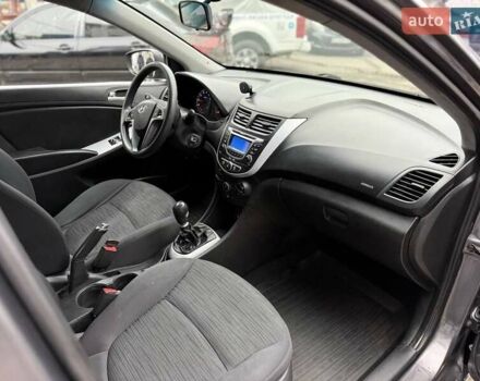 Серый Хендай Акцент, объемом двигателя 1.4 л и пробегом 201 тыс. км за 4950 $, фото 5 на Automoto.ua