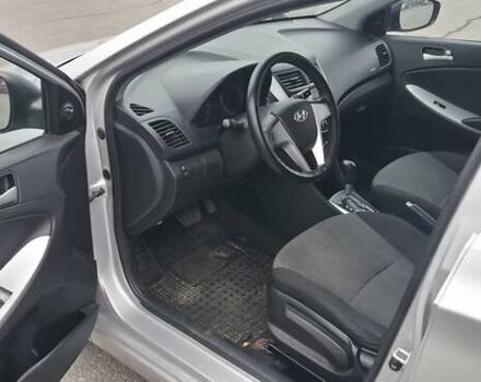 Серый Хендай Акцент, объемом двигателя 1.4 л и пробегом 220 тыс. км за 7000 $, фото 4 на Automoto.ua