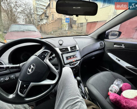 Серый Хендай Акцент, объемом двигателя 1.4 л и пробегом 175 тыс. км за 8000 $, фото 5 на Automoto.ua