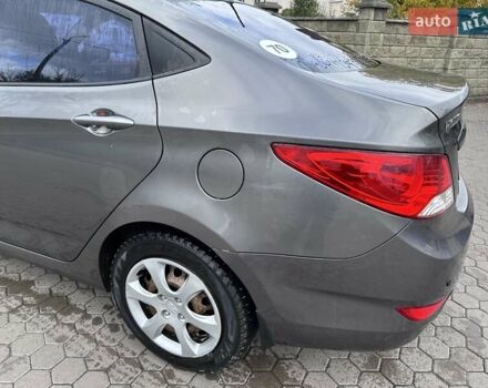 Сірий Хендай Акцент, об'ємом двигуна 1.4 л та пробігом 76 тис. км за 8599 $, фото 5 на Automoto.ua