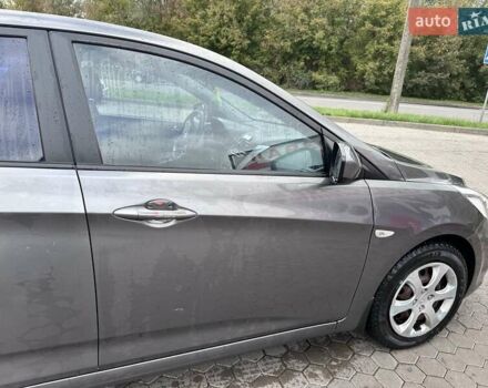 Сірий Хендай Акцент, об'ємом двигуна 1.4 л та пробігом 76 тис. км за 8599 $, фото 4 на Automoto.ua