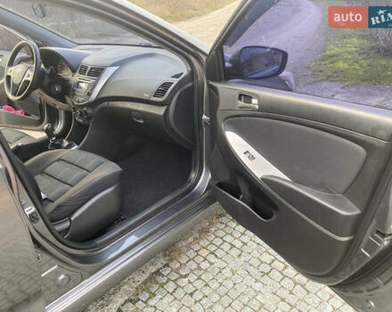 Сірий Хендай Акцент, об'ємом двигуна 1.4 л та пробігом 82 тис. км за 11000 $, фото 12 на Automoto.ua