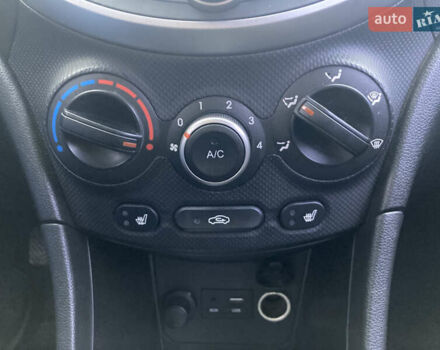 Сірий Хендай Акцент, об'ємом двигуна 1.4 л та пробігом 82 тис. км за 11000 $, фото 10 на Automoto.ua