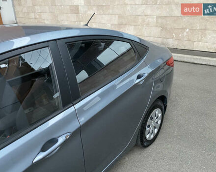 Сірий Хендай Акцент, об'ємом двигуна 1.37 л та пробігом 33 тис. км за 9800 $, фото 26 на Automoto.ua