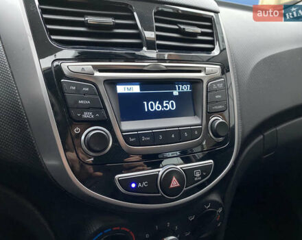 Сірий Хендай Акцент, об'ємом двигуна 1.37 л та пробігом 33 тис. км за 9800 $, фото 40 на Automoto.ua