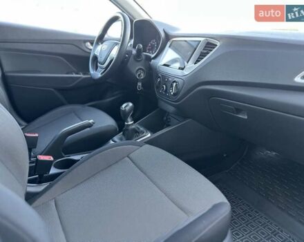 Серый Хендай Акцент, объемом двигателя 1.37 л и пробегом 63 тыс. км за 11900 $, фото 9 на Automoto.ua