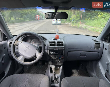 Серый Хендай Акцент, объемом двигателя 1.34 л и пробегом 348 тыс. км за 1600 $, фото 2 на Automoto.ua