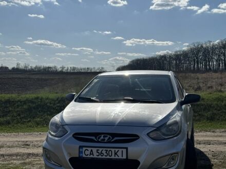 Хендай Акцент 2013 в Корсунь-Шевченковском на Automoto.ua Серый Хендай Акцент, объемом двигателя 1.4 л и пробегом 130 тыс. км за 7000 $, фото 1 на Automoto.ua