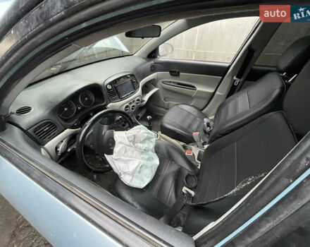 Синий Хендай Акцент, объемом двигателя 1.4 л и пробегом 250 тыс. км за 2000 $, фото 3 на Automoto.ua