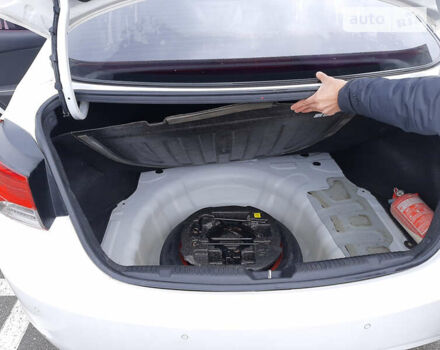 Белый Хендай Аванте, объемом двигателя 1.6 л и пробегом 180 тыс. км за 10000 $, фото 9 на Automoto.ua