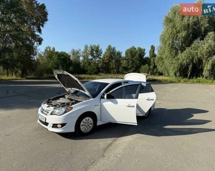 Белый Хендай Аванте, объемом двигателя 1.6 л и пробегом 228 тыс. км за 7000 $, фото 15 на Automoto.ua