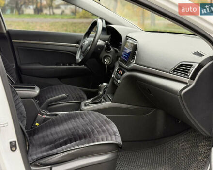 Белый Хендай Аванте, объемом двигателя 1.58 л и пробегом 204 тыс. км за 9900 $, фото 11 на Automoto.ua