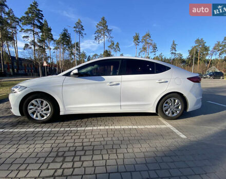 Белый Хендай Аванте, объемом двигателя 1.59 л и пробегом 204 тыс. км за 9700 $, фото 3 на Automoto.ua