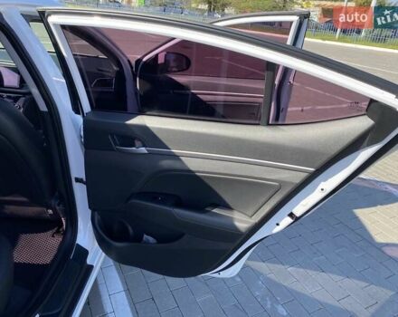 Белый Хендай Аванте, объемом двигателя 0 л и пробегом 79 тыс. км за 12800 $, фото 35 на Automoto.ua