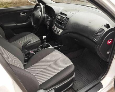 Белый Хендай Элантра, объемом двигателя 1.6 л и пробегом 180 тыс. км за 5700 $, фото 9 на Automoto.ua