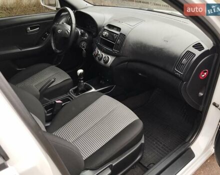 Белый Хендай Элантра, объемом двигателя 1.59 л и пробегом 235 тыс. км за 5700 $, фото 9 на Automoto.ua