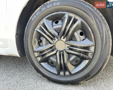 Белый Хендай Элантра, объемом двигателя 1.59 л и пробегом 285 тыс. км за 8700 $, фото 11 на Automoto.ua