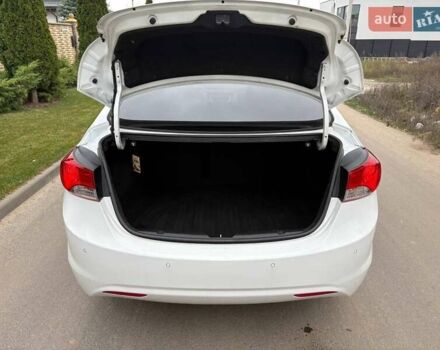 Белый Хендай Элантра, объемом двигателя 1.59 л и пробегом 187 тыс. км за 8700 $, фото 6 на Automoto.ua