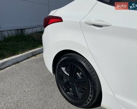 Белый Хендай Элантра, объемом двигателя 1.59 л и пробегом 285 тыс. км за 8700 $, фото 4 на Automoto.ua