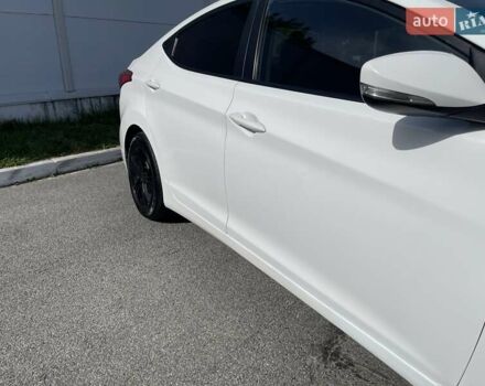 Белый Хендай Элантра, объемом двигателя 1.59 л и пробегом 285 тыс. км за 8700 $, фото 3 на Automoto.ua