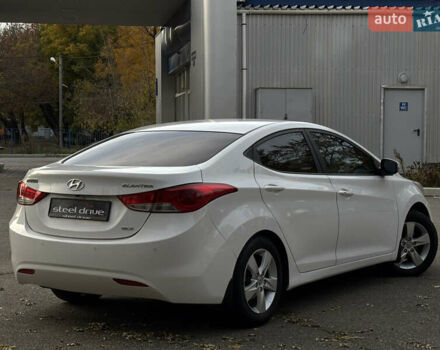Хендай Элантра 2012 в Николаеве на Automoto.ua Белый Хендай Элантра, объемом двигателя 1.59 л и пробегом 192 тыс. км за 9499 $, фото 3 на Automoto.ua