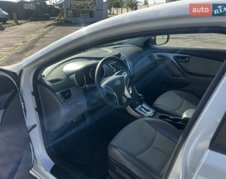 Хендай Элантра 2012 в Днепре (Днепропетровске) на Automoto.ua Белый Хендай Элантра, объемом двигателя 1.59 л и пробегом 140 тыс. км за 9000 $, фото 7 на Automoto.ua