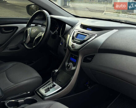 Хендай Элантра 2012 в Николаеве на Automoto.ua Белый Хендай Элантра, объемом двигателя 1.59 л и пробегом 192 тыс. км за 9499 $, фото 18 на Automoto.ua